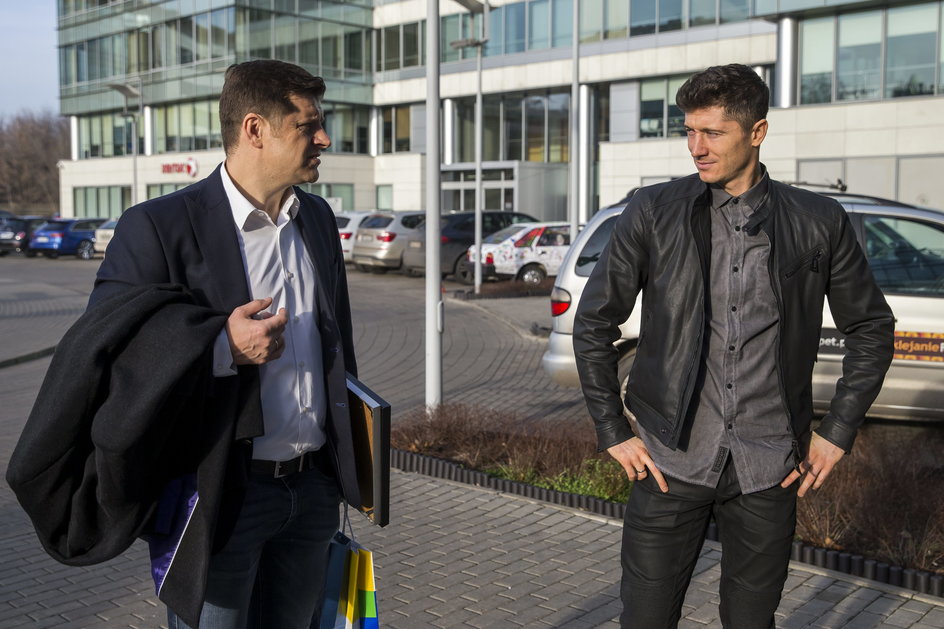 "Barcelona chce nawiązać walkę z Realem i wrócić do walki o prym w Europie, w czym pomóc ma Lewandowski" - mówi Cezary Kucharski (z prawej)