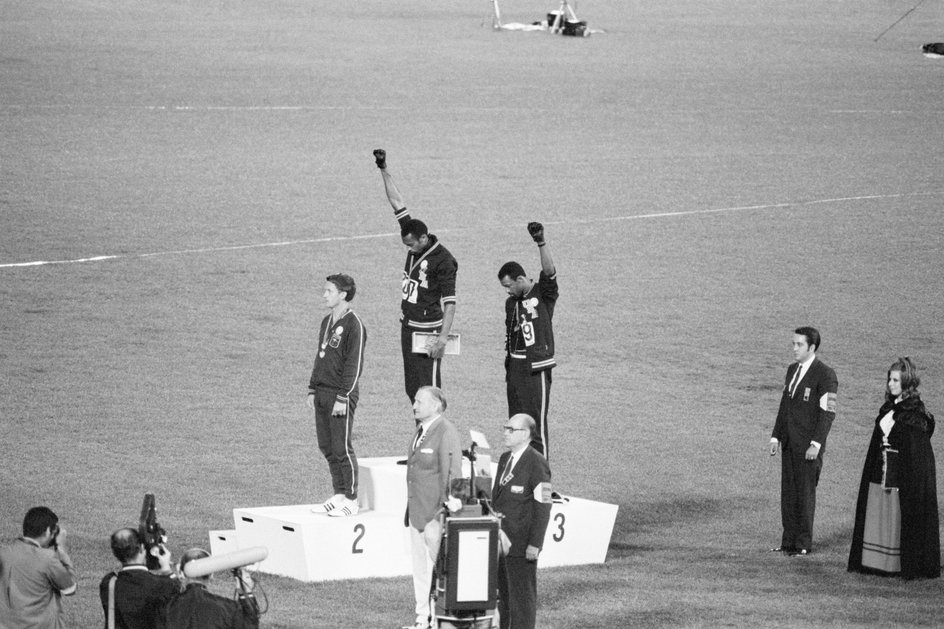 Legendarny salut amerykańskich sprinterów na podium igrzysk w Meksyku w 1968 r.