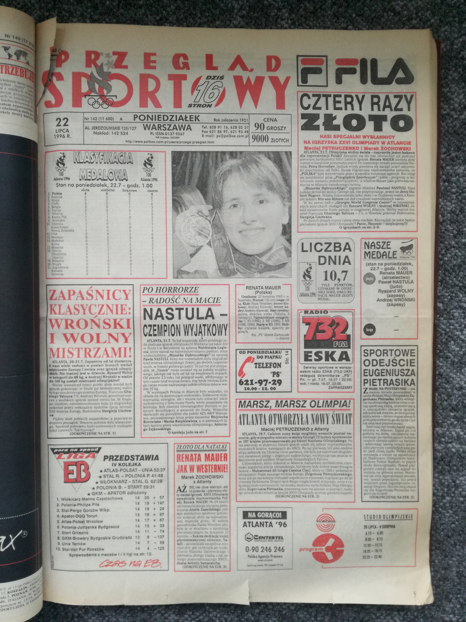 Tak na łamach "Przeglądu Sportowego" informowaliśmy o sukcesach Polaków w Atlancie. Na zdjęciu Renata Mauer-Różańska prezentuje medal.