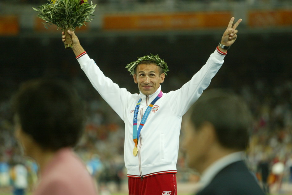 Robert Korzeniowski na najwyższym stopniu podium IO w Atenach 2004. 