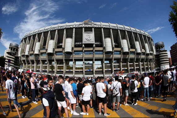 Kibice czekający na prezentację Edena Hazard przed Santiago Bernabeu