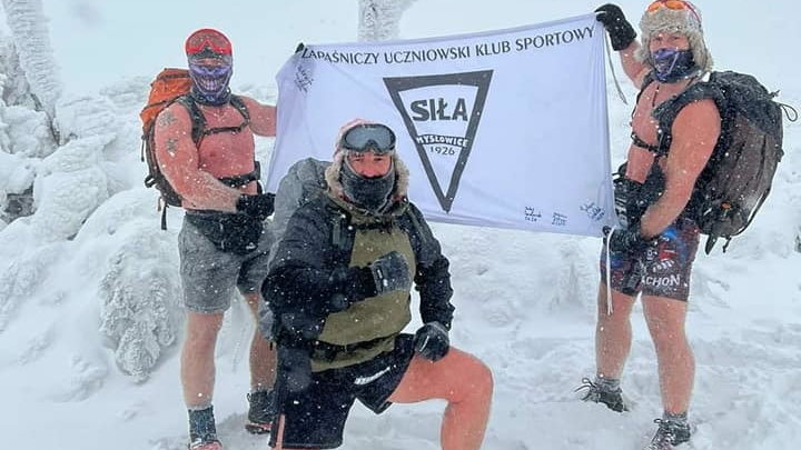 Zawodnicy Siły Mysłowice w samych spodenkach wchodzą na szczyt