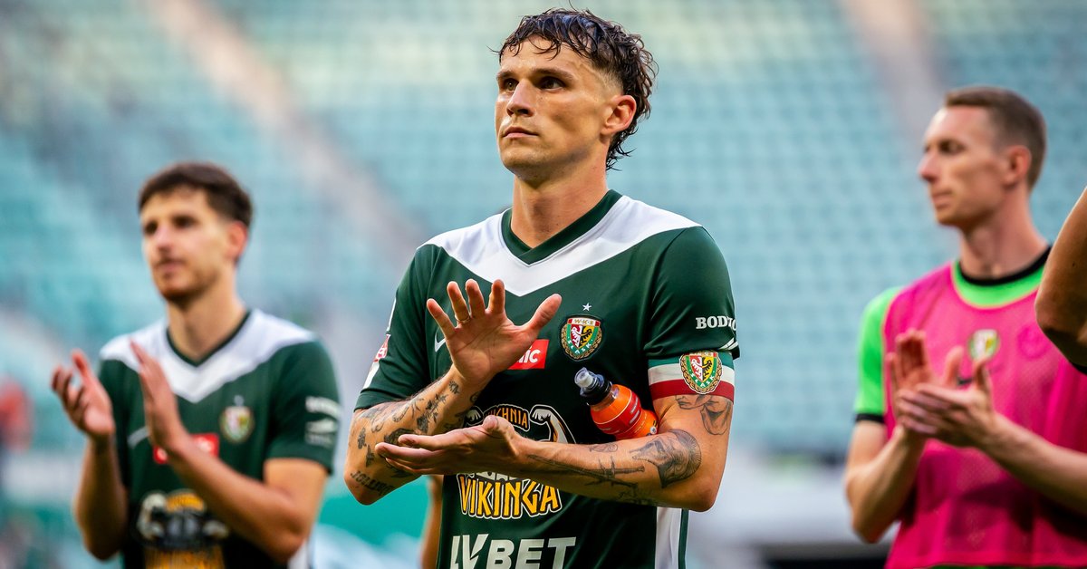 Spadli z Ekstraklasy, bolesne zderzenie w 1. lidze. Czerwona kartka w 22. minucie