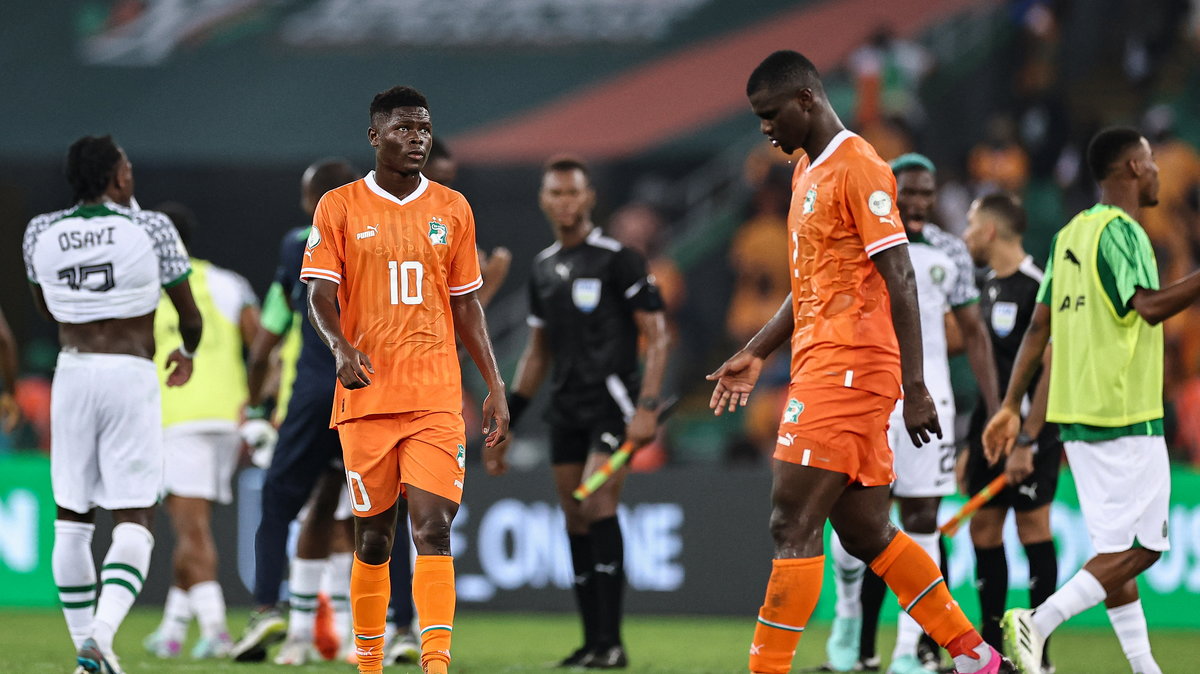 Smutek reprezentantów Wybrzeża Kości Słoniowej Karima Konate  Ousmane Diomande'a po porażce z Nigerią w Pucharze Narodów Afryki