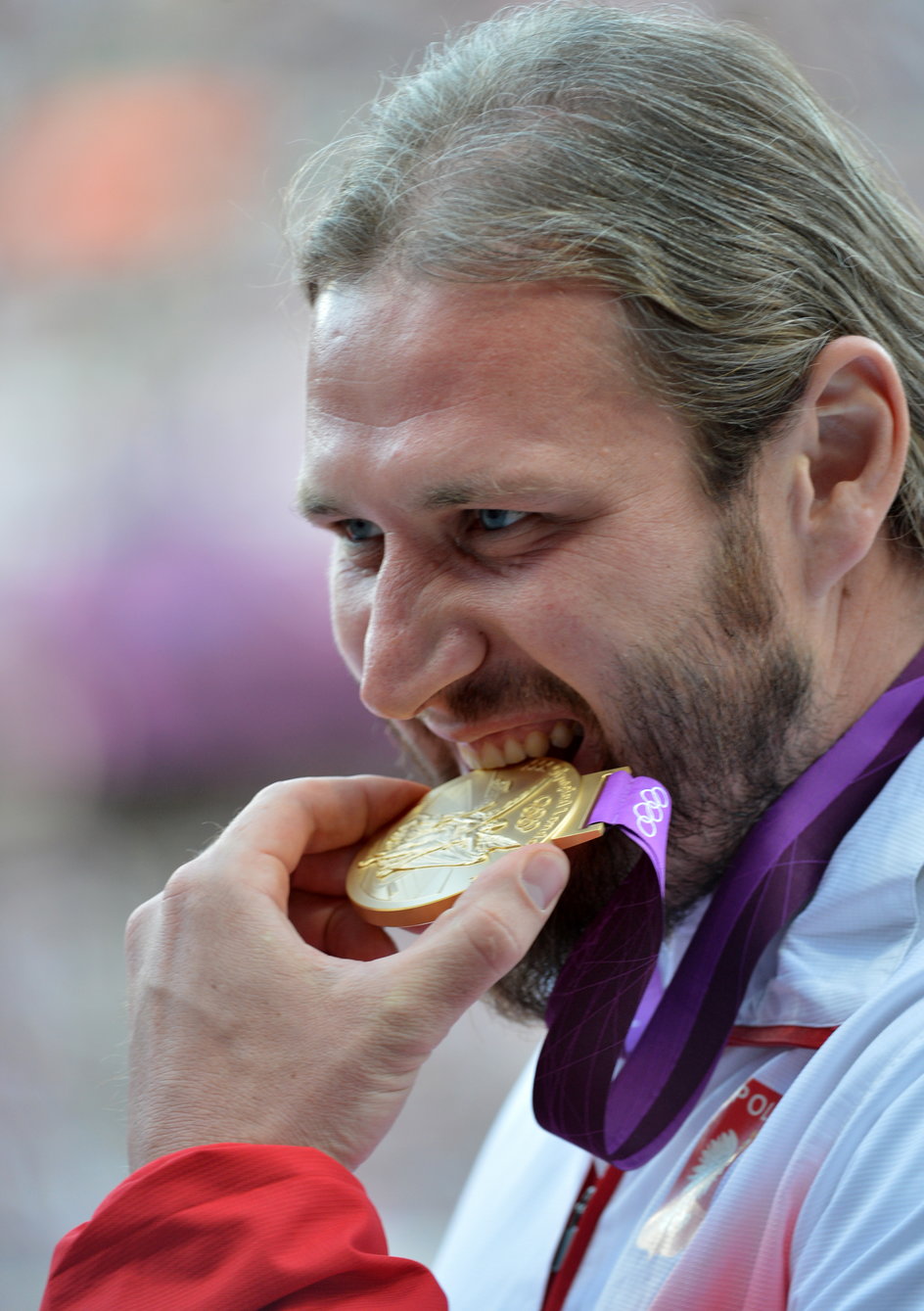 Tomasz Majewski ze złotym medalem olimpijskim, wywalczonym podczas igrzysk w Londynie. Poprzednio dokonał tego w Pekinie w 2008 roku. 