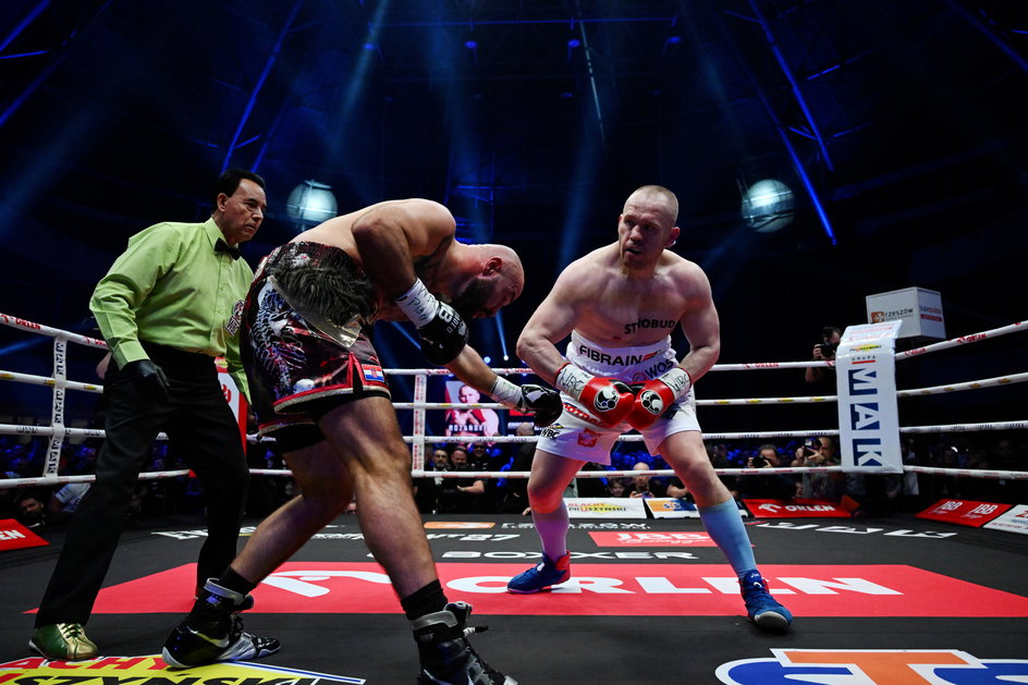 Łukasz Różański w natarciu podczas walki o mistrzostwo świata z Alenem Babiciem w Jasionce.