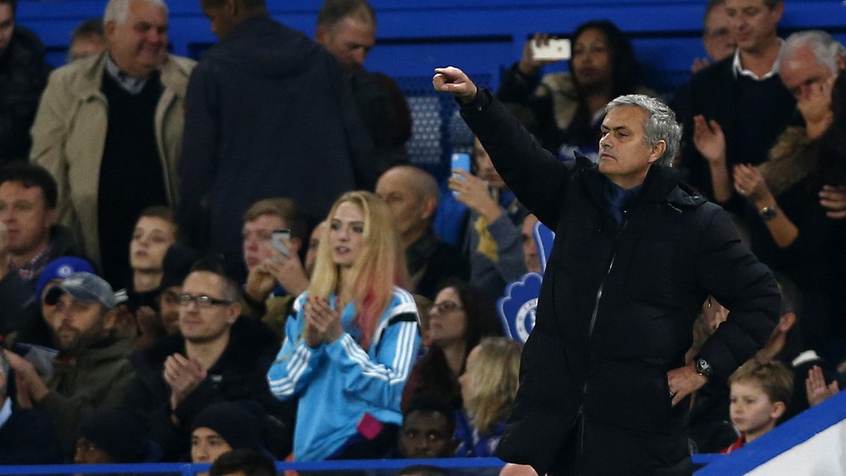 Jose Mourinho na tle kibiców Chelsea