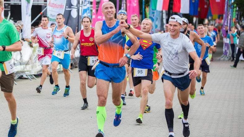 Radosław Ślaski (niebieso-czerwona koszulka) i Artur Jendrych (w czapce) – najlepsi zawodnicy Brubeck Iron Run 2019