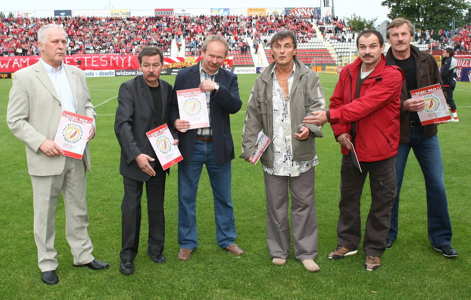 Mirosław Myśliński (drugi od prawej) podczas uroczystości na starym stadionie Widzewa Łódź w 2007 r.
