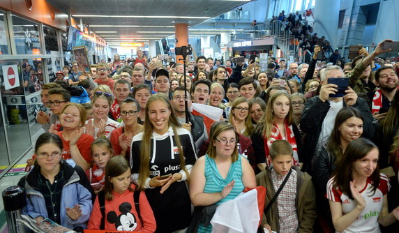 Gorące powitanie polskich siatkarzy na lotnisku w Warszawie