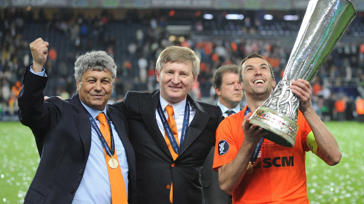 Mircea Lucescu, Rinat Achmetow i Darijo Srna po zdobyciu Pucharu UEFA w 2009 r. 