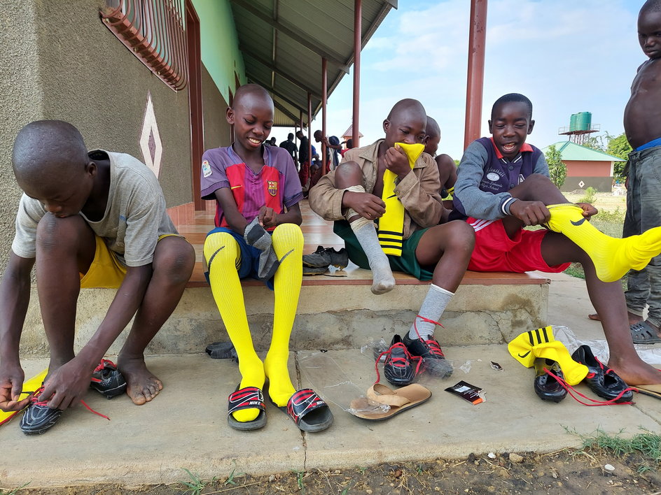 Paradoksalnie to buty i skarpetki zrobiły największe wrażenie na chłopcach z Zambii