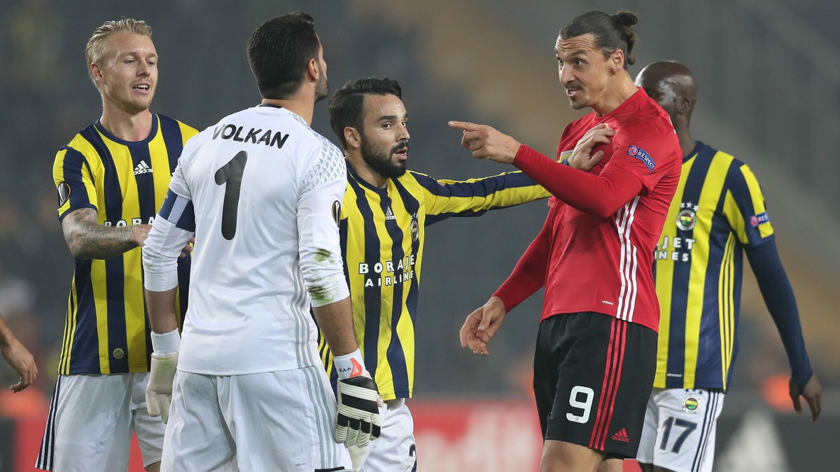 Zlatan Ibrahimovic kontra piłkarze Fenerbahce Stambuł