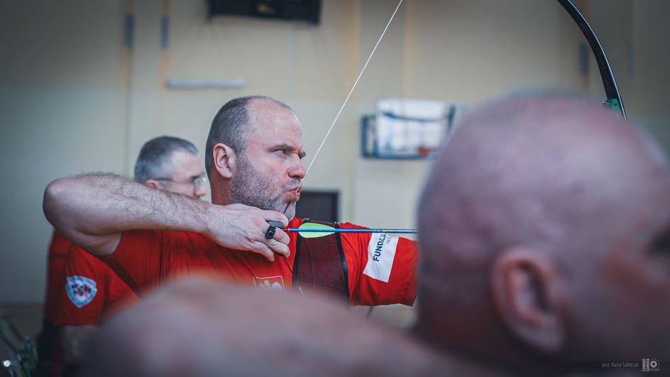 Tomasz Zdziarski podczas treningu łuczniczego