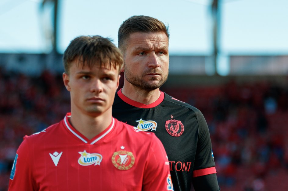 Antoni Klimek con los colores del Widzew y su entonces entrenador Daniel Myśliwiec
