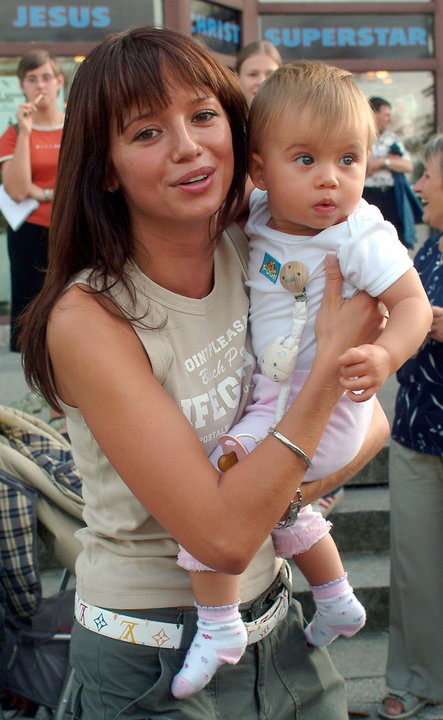 Anna Przybylska z córką Oliwią w 2003 roku
