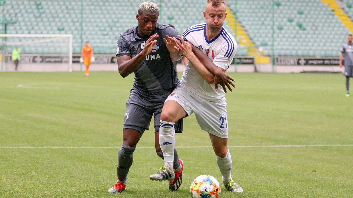 Vamara Sanogo (Legia Warszawa) i Tomasz Margol (Pogoń Siedlce)