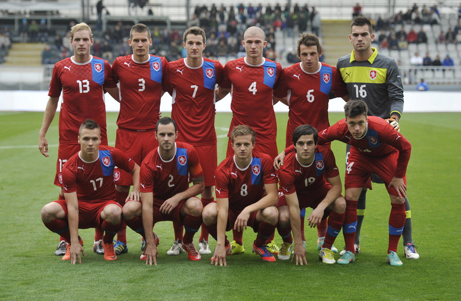 Marek Hanousek (nr 7) przed pechowym meczem kadry U-21 z Rosją, który wpłynął na jego karierę. W dolnym rzędzie drugi od prawej Martin Pospisil, dziś pomocnik Jagiellonii