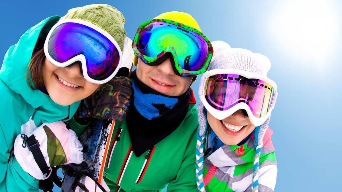 Trójka młodych przyjaciół w kurorcie narciarskim