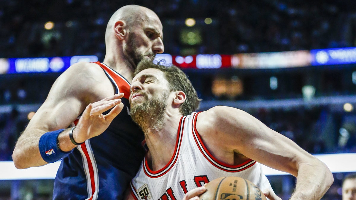 Marcin Gortat (L) w meczu z Chicago Bulls