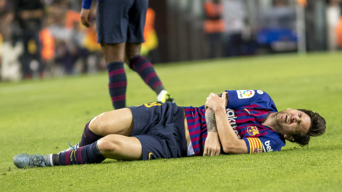 Leo Messi tuż po kontuzji przedramienia w meczu z Sevillą (4:2)