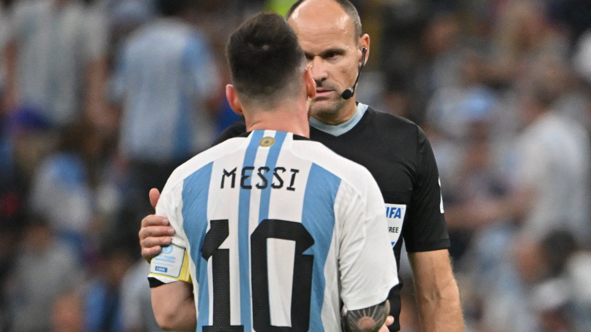 Mateu Lahoz i Leo Messi podczas meczu Holandia — Argentyna