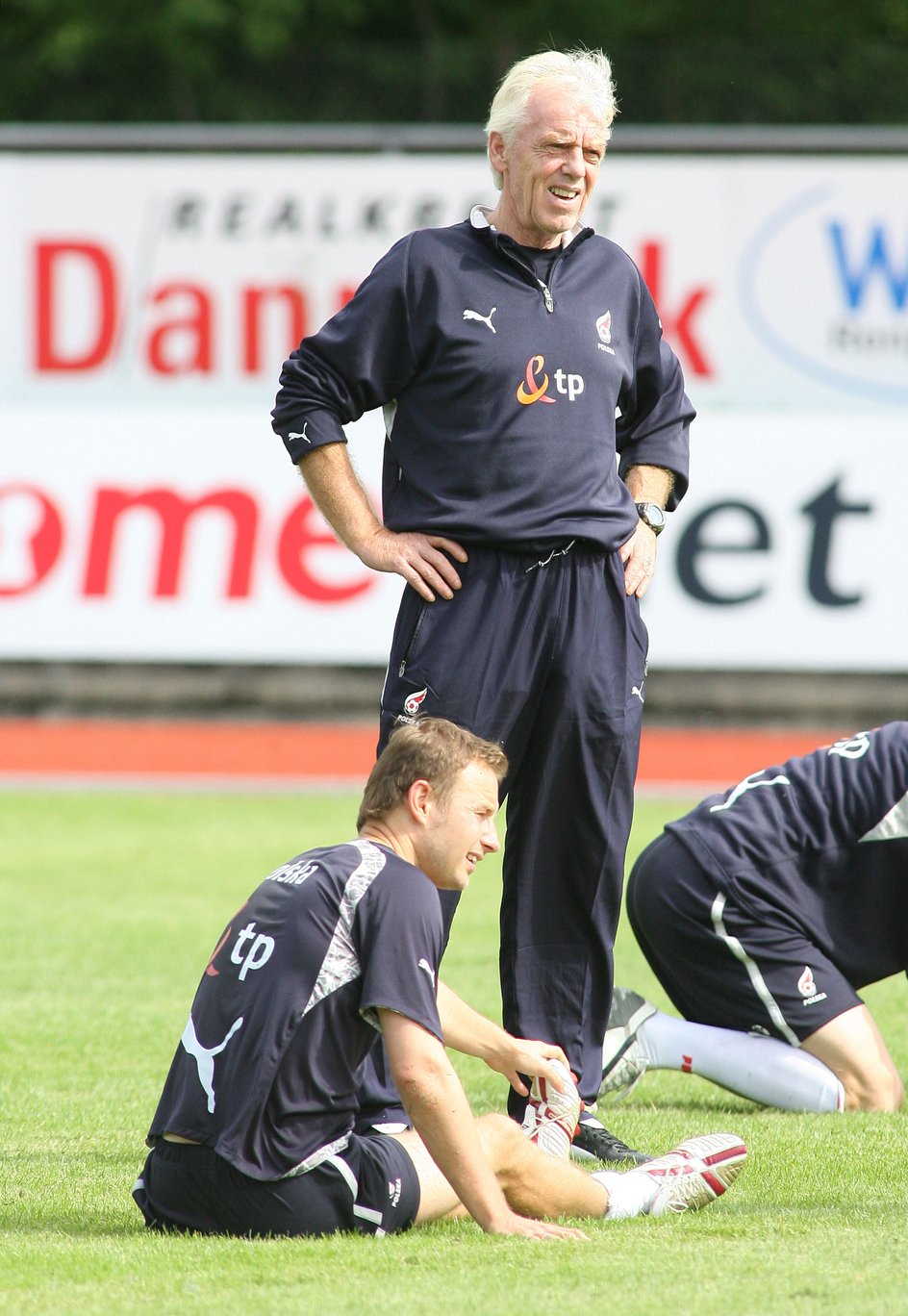 Leo Beenhakker and Tomasz Frankowski before the match against Denmark in Odense in 2006