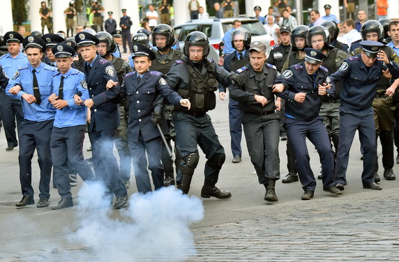 Ukraińska policja formuje kordon oddzielający Ukraińców od kibiców Legii