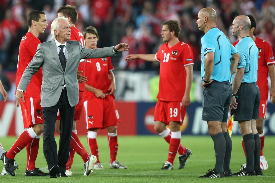 Howard Webb (z prawej) po meczu Polska - Austria na Euro 2008