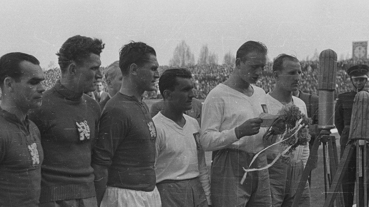 Polska - Czechosłowacja (18 kwietnia 1948). Mieczysław Gracz stoi czwarty od lewej