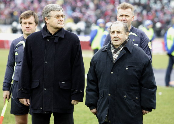 Legendy odwiecznie rywalizujących klubów, Gerard Cieślik (P) z Ruchu Chorzów i Włodzimierz Lubański z Górnika Zabrze