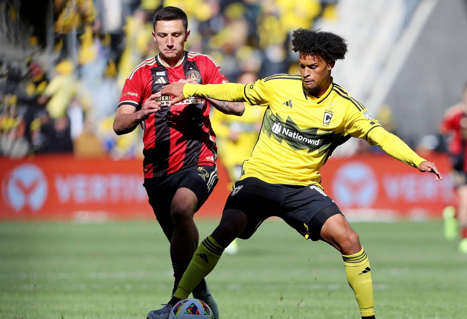 Bartosz Slisz w barwach Atlanta United (z lewej) i Jacen Russell-Rowe z Columbus Crew