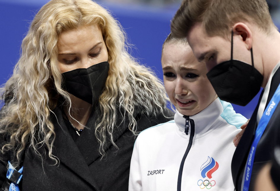 Eteri Tutberidze (z lewej) i Kamiła Walijewa (w środku) podczas igrzysk olimpijskich w Pekinie