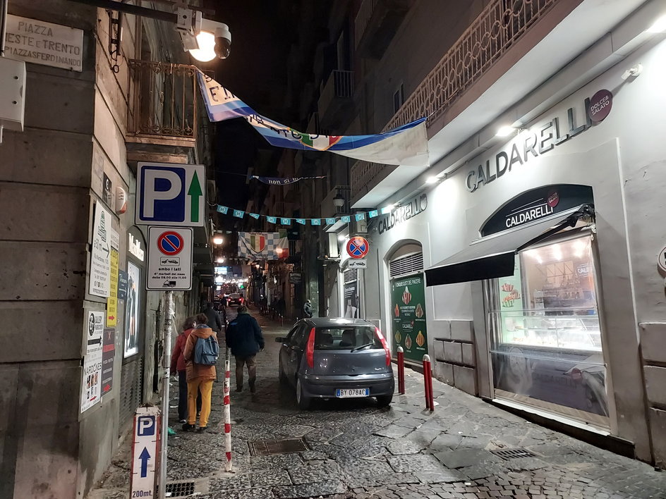 W Neapolu można jeszcze znaleźć resztki klubowych barw, którym oklejone było całe miasto