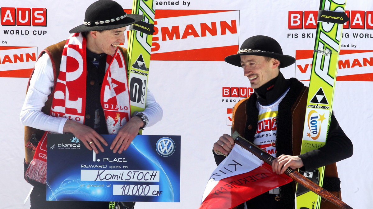 Kamil Stoch i Adam Małysz na podium czyli symboliczna zmiana warty