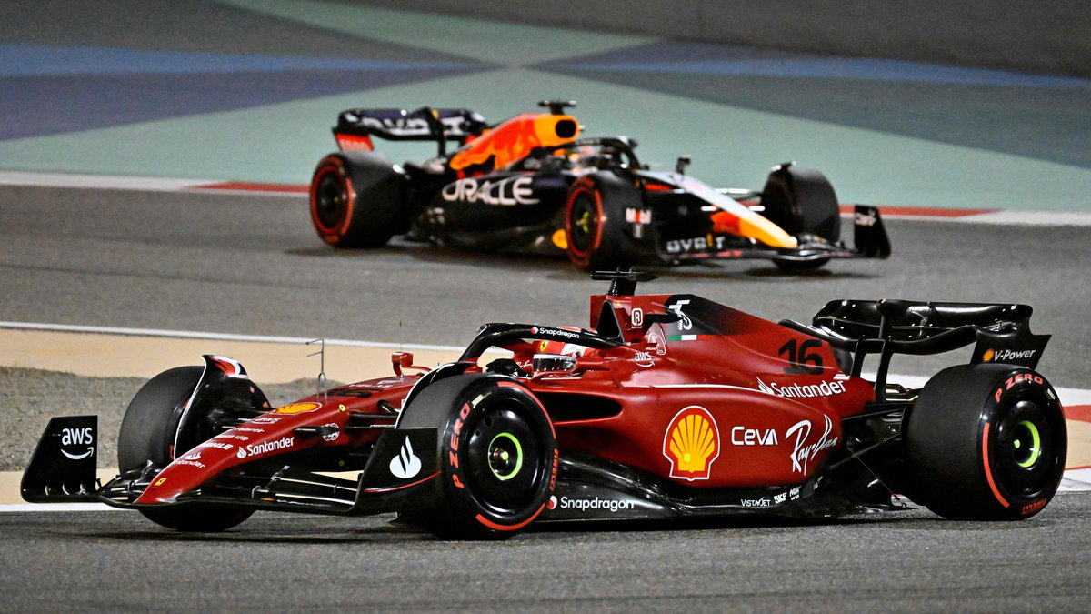Ferrari (na pierwszym planie)