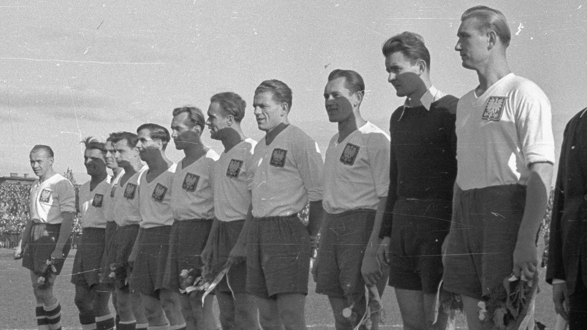Henryk Janduda (czwarty od prawej) przed meczem Polska - Rumunia (0:0) w 1948 r. w Chorzowie