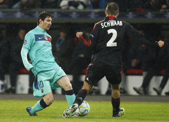 Lionel Messi (L) i Daniel Schwaab (P)