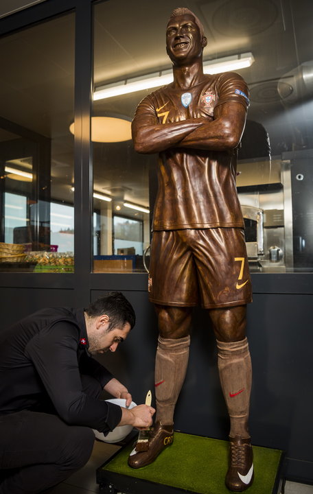 epa08196930 - SWITZERLAND CRISTIANO RONALDO CHOCOLATE STATUE (Life-size sculpture of national soccer star Cristiano Ronaldo)