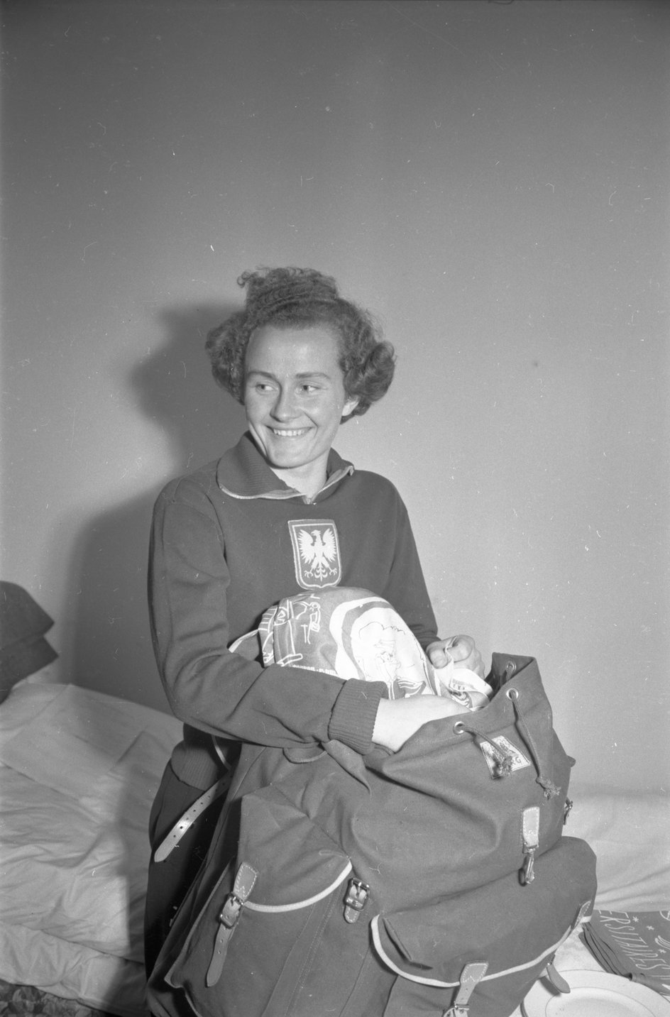 Barbara Grocholska-Kurkowiak pakuje się przed wyjazdem na IO 1952