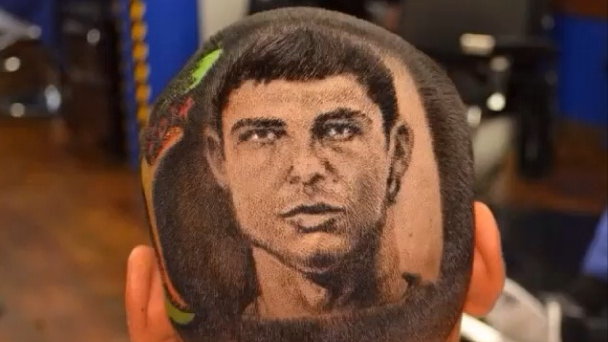 Kibic z podobizną Cristiano Ronaldo na głowie
