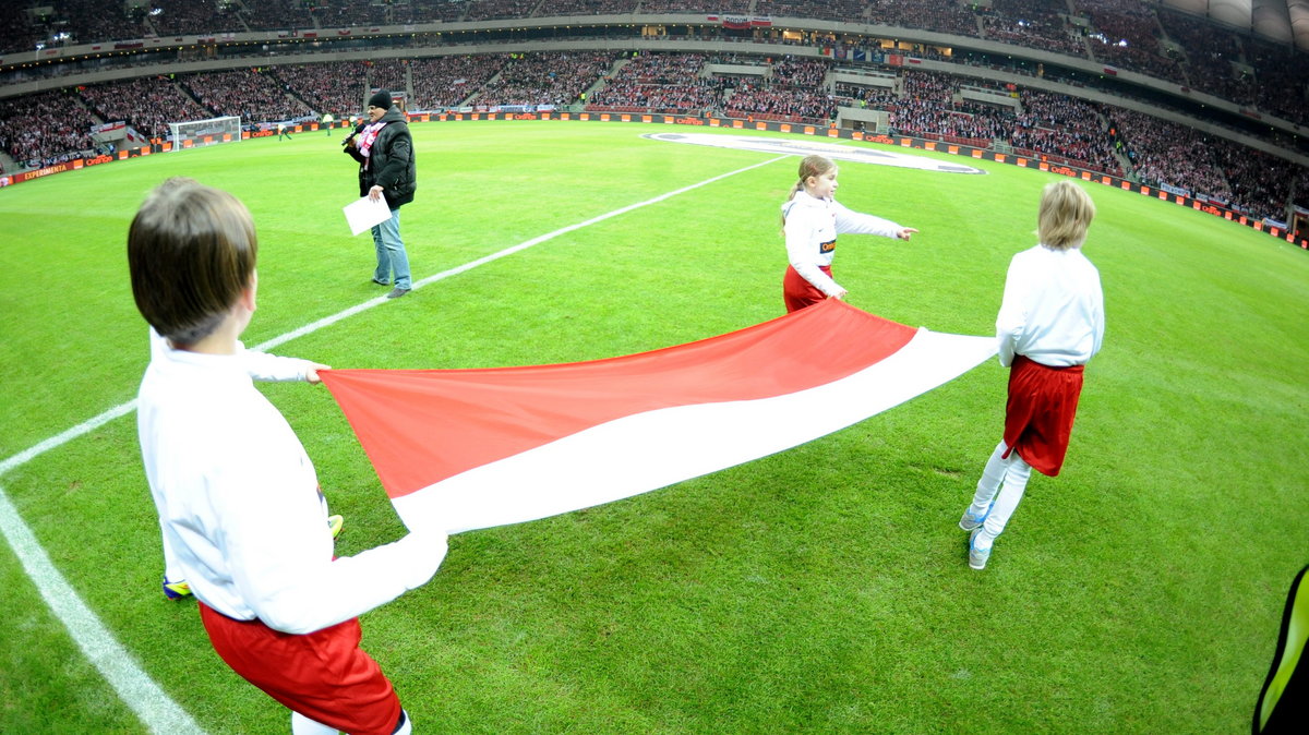 Dzieci z polską flagą na Stadionie Narodowym 