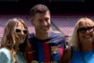 Robert Lewandowski z żoną i mamą podczas prezentacji na Camp Nou