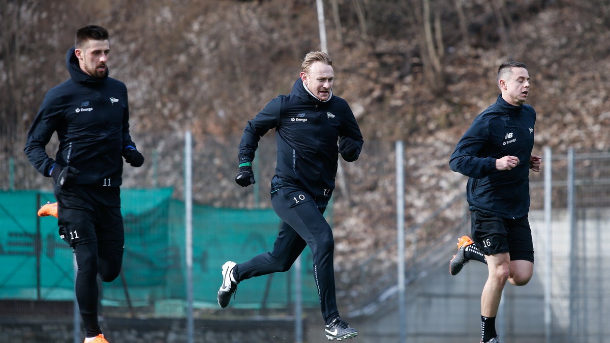 Grzegorz Kuświk (z lewej) znów ćwiczy z pierwszą drużyną Lechii