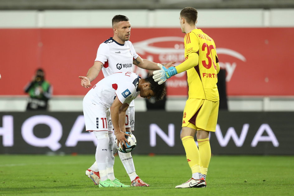 Lukas Podolski, Lawrence Ennali i Dominik Hładun podczas meczu Górnika z Legią
