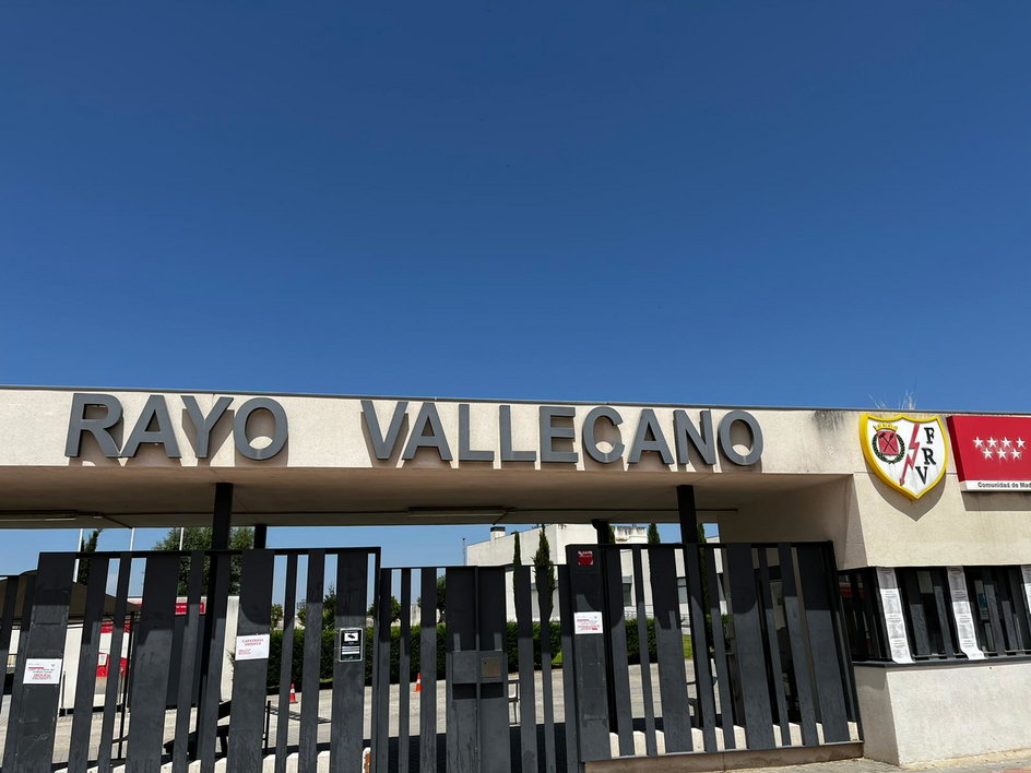 Brama wejściowa położonego na peryferiach Madrytu obiektu treningowego Rayo. To właśnie tutaj swoje mecze domowe rozgrywa damska drużyna Vallecano