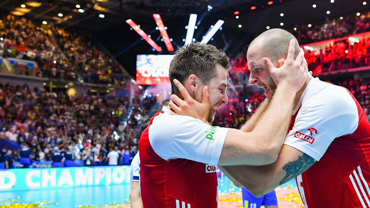 Michał Kubiak i Bartosz Kurek po finale mistrzostw świata. To zdjęcie pozostanie symbolem kadry pod rządami Vitala Heynena.