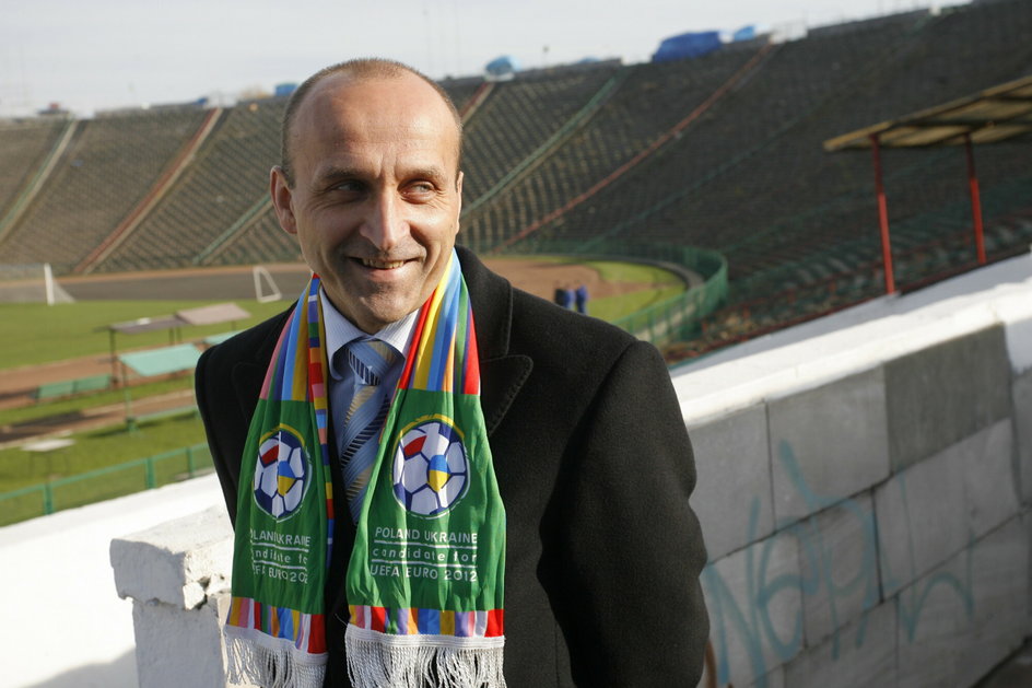 Kazimierz Marcinkiewicz podczas konferencji na Stadionie Dziesięciolecia (26 października 2006 r.)