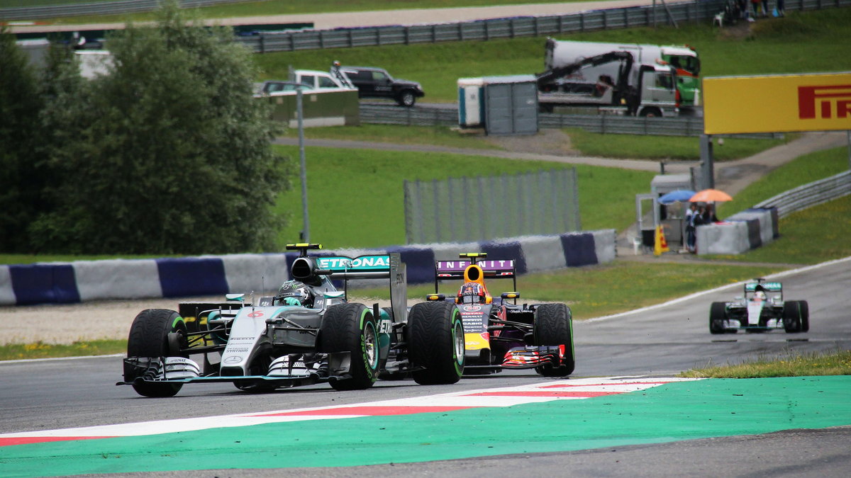 Mercedes i Red Bull. Niewykluczone, że wkrótce w obu tych bolidach znajdą się niemal identyczne silniki, a to może być klucz do ekscytującego sezonu, fot. www.facebook.com/cezarygutowskiofficial