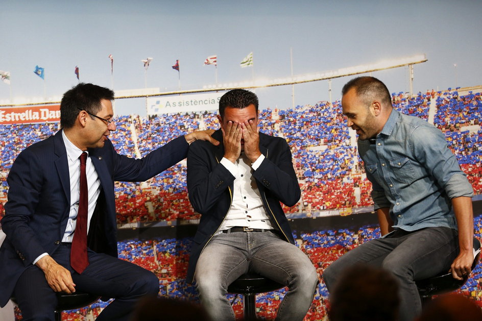 Xavi (środek) podczas pożegnania na Camp Nou (3 czerwca 2015). Obok niego prezydent klubu Josep Maria Bartomeu (L) i Andres Iniesta (P)